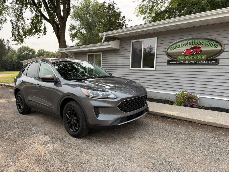 Photo 2 of 2022 Ford Escape SE