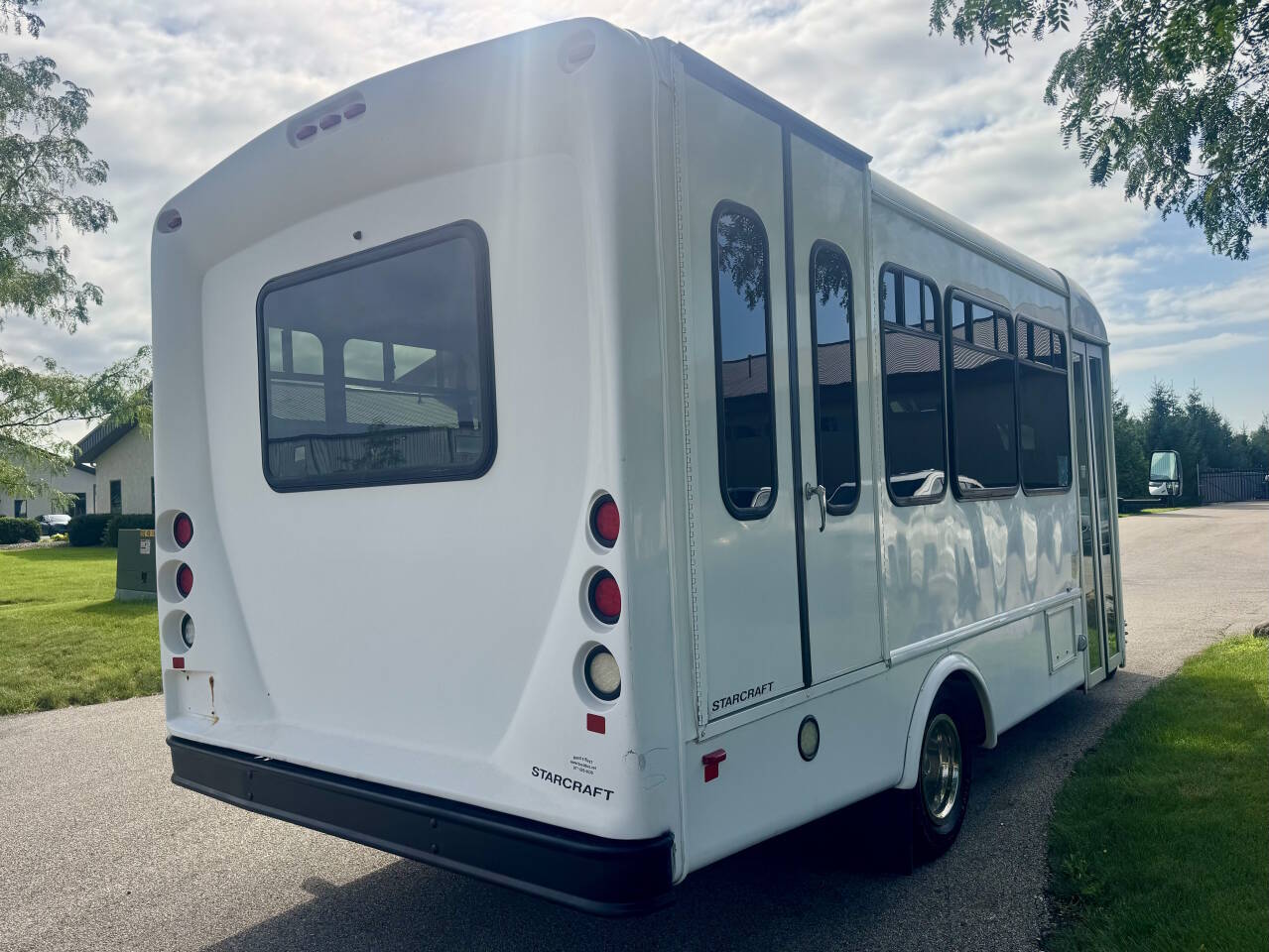 2017 Ford E-Series E-350 SD - Image 5