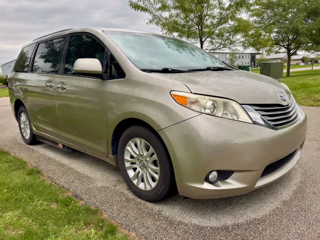 2015 Toyota Sienna - Image 4