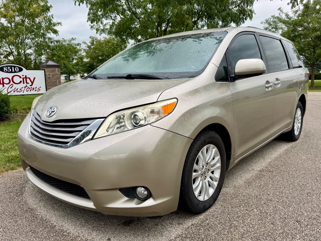 2015 Toyota Sienna - Image 2