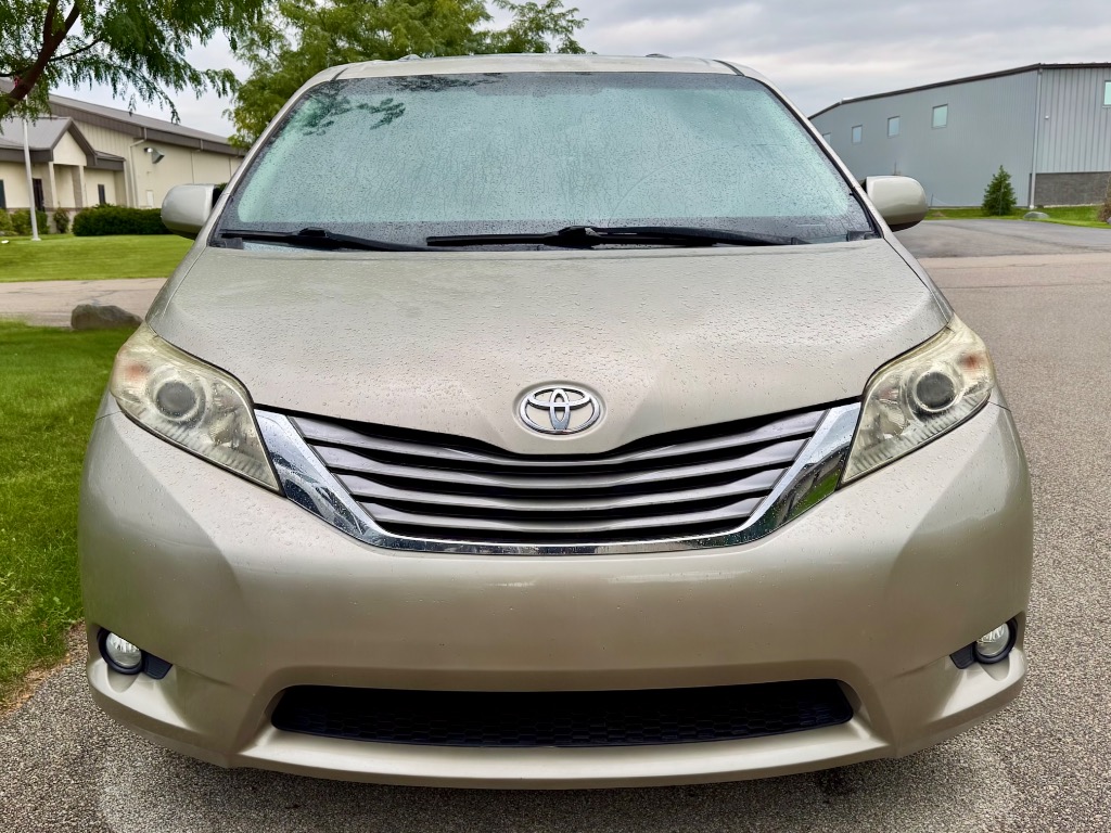 2015 Toyota Sienna - Image 3