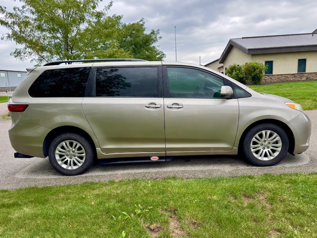 2015 Toyota Sienna - Image 5