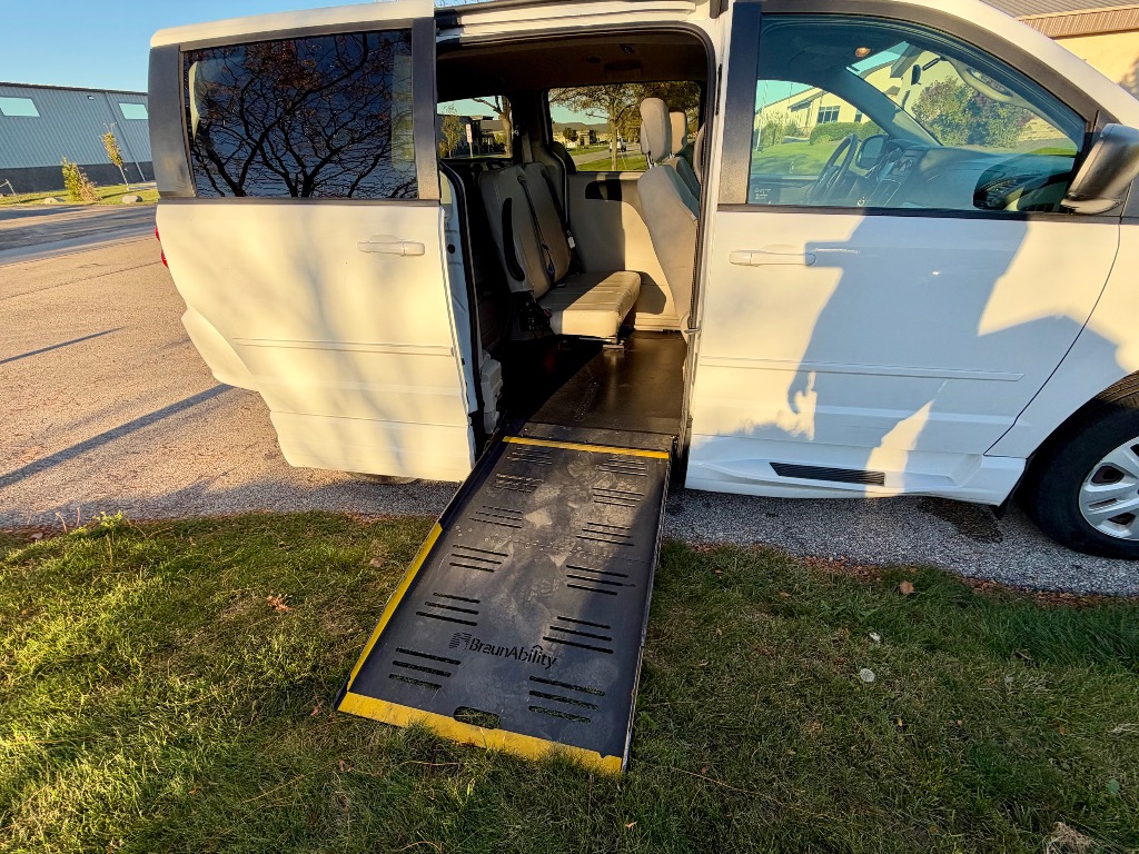2015 Dodge Grand Caravan SE - Image 2