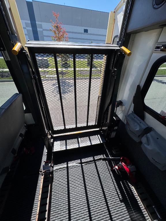 2000 Chevrolet Express G3500 Cutaway - Image 4