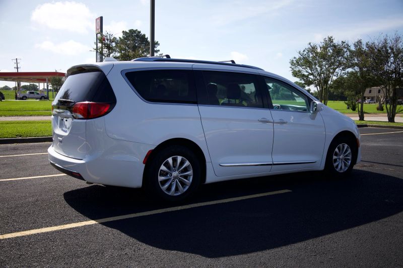 2018 Chrysler Pacifica Touring L - Image 3