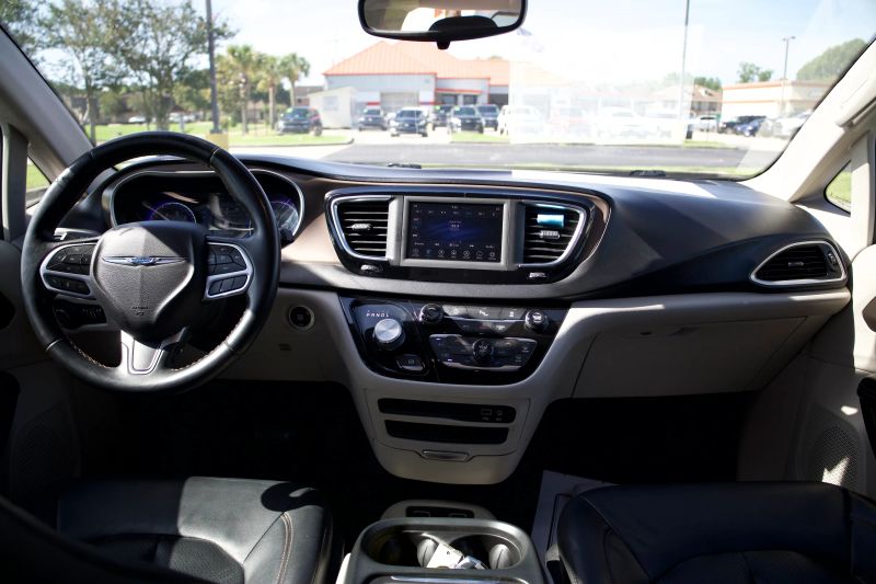 2018 Chrysler Pacifica Touring L - Image 5