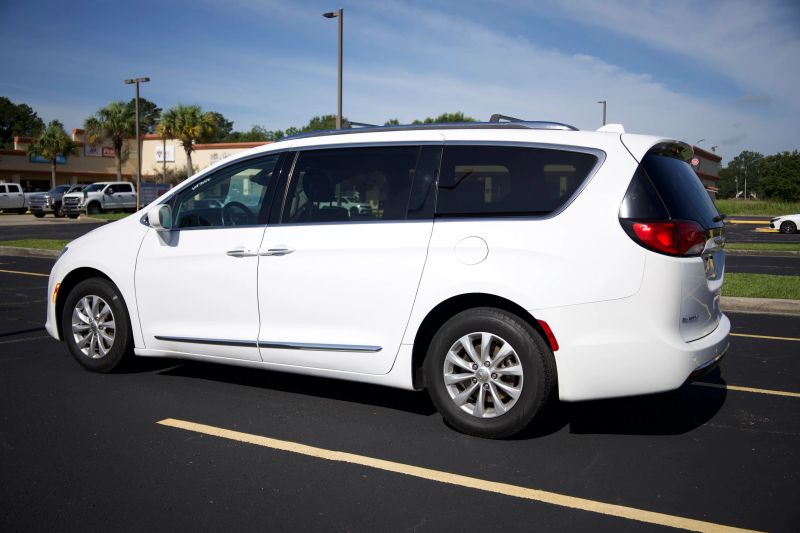 2018 Chrysler Pacifica Touring L - Image 2