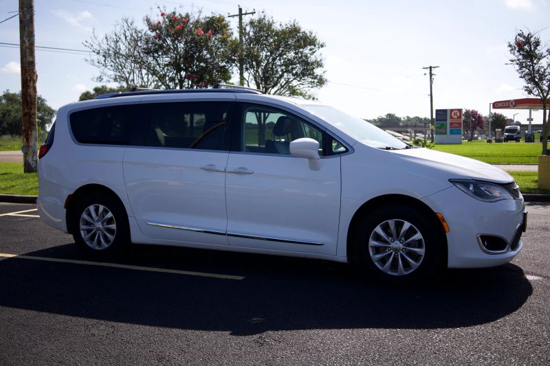 2018 Chrysler Pacifica Touring L - Image 4