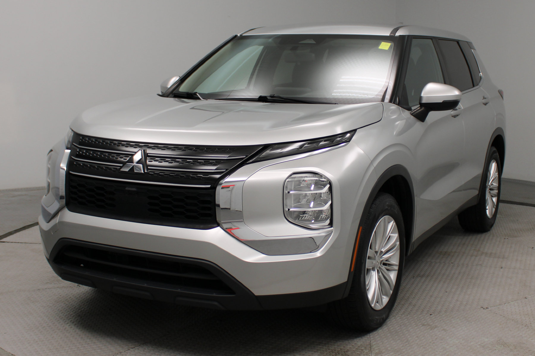 2022 Mitsubishi Outlander ES - Image 4