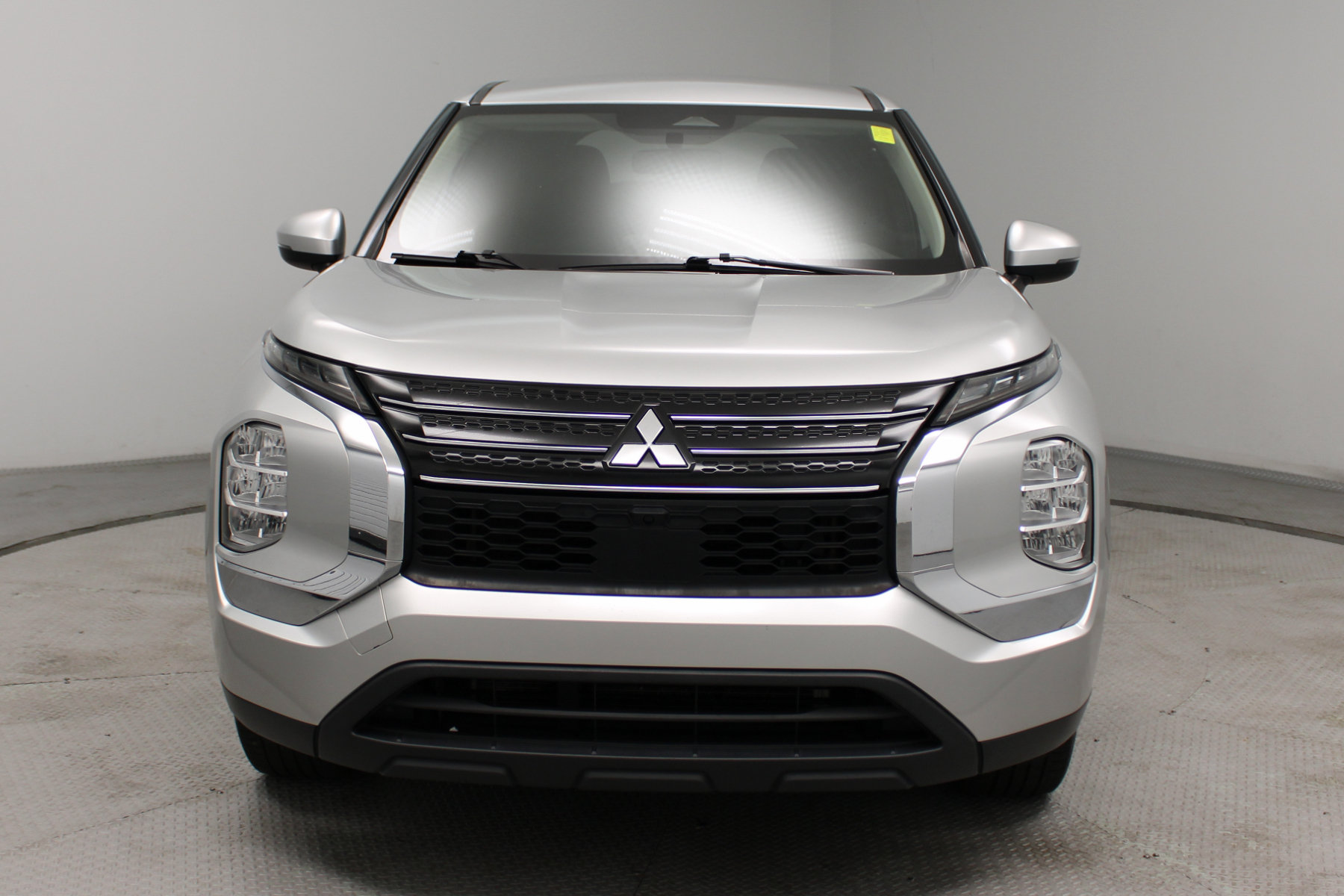 2022 Mitsubishi Outlander ES - Image 3