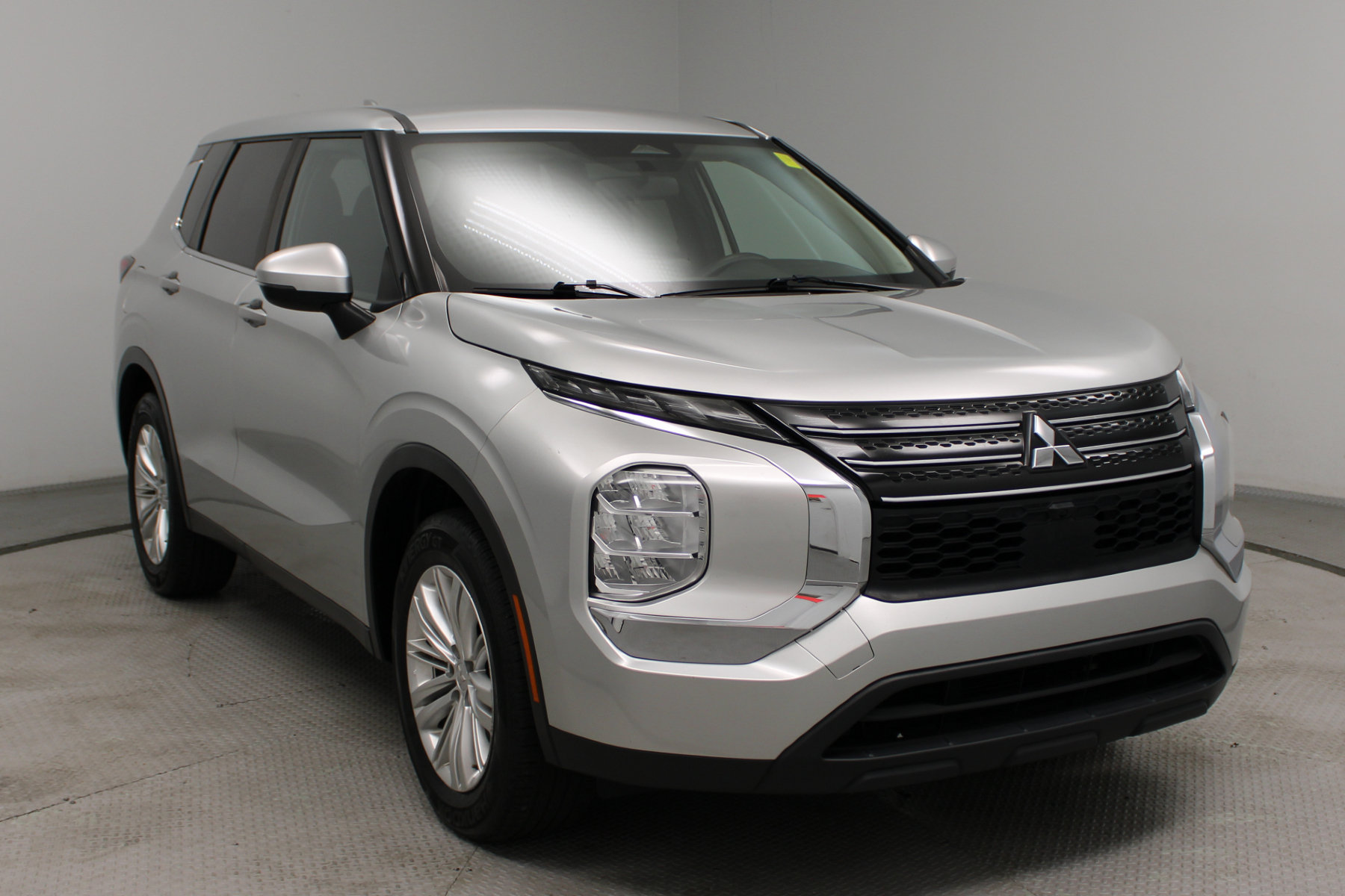 2022 Mitsubishi Outlander ES - Image 2