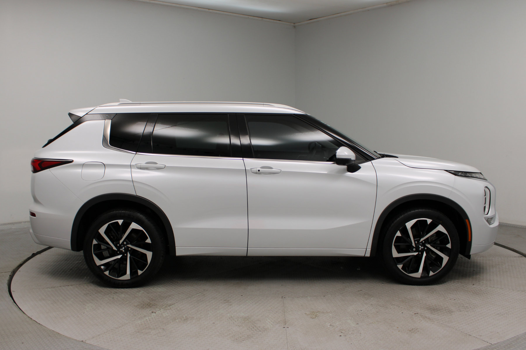 2023 Mitsubishi Outlander SEL - Image 3