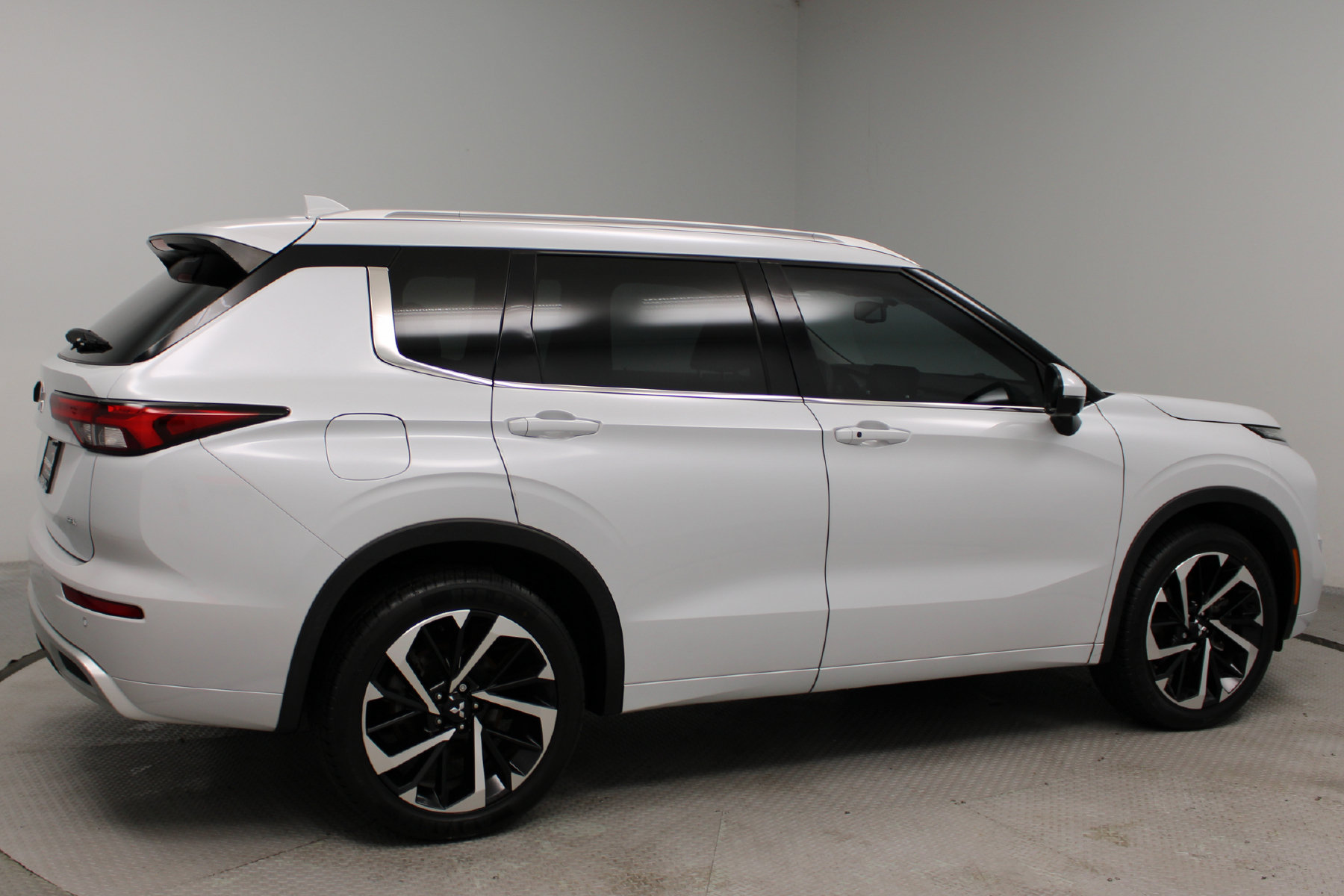 2023 Mitsubishi Outlander SEL - Image 2