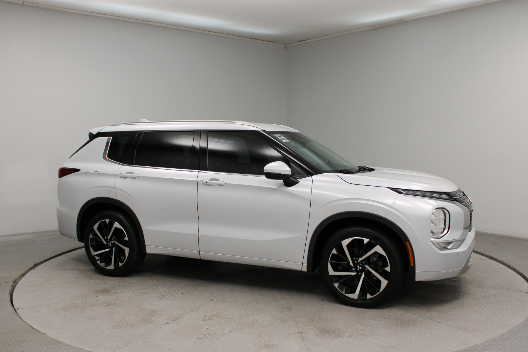 2023 Mitsubishi Outlander SEL - Image 4