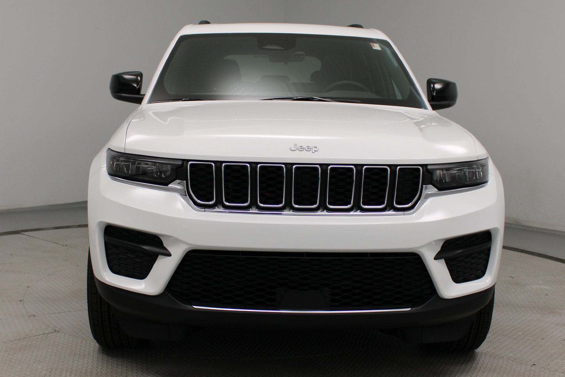 2027 Jeep Grand Cherokee Laredo - Image 3