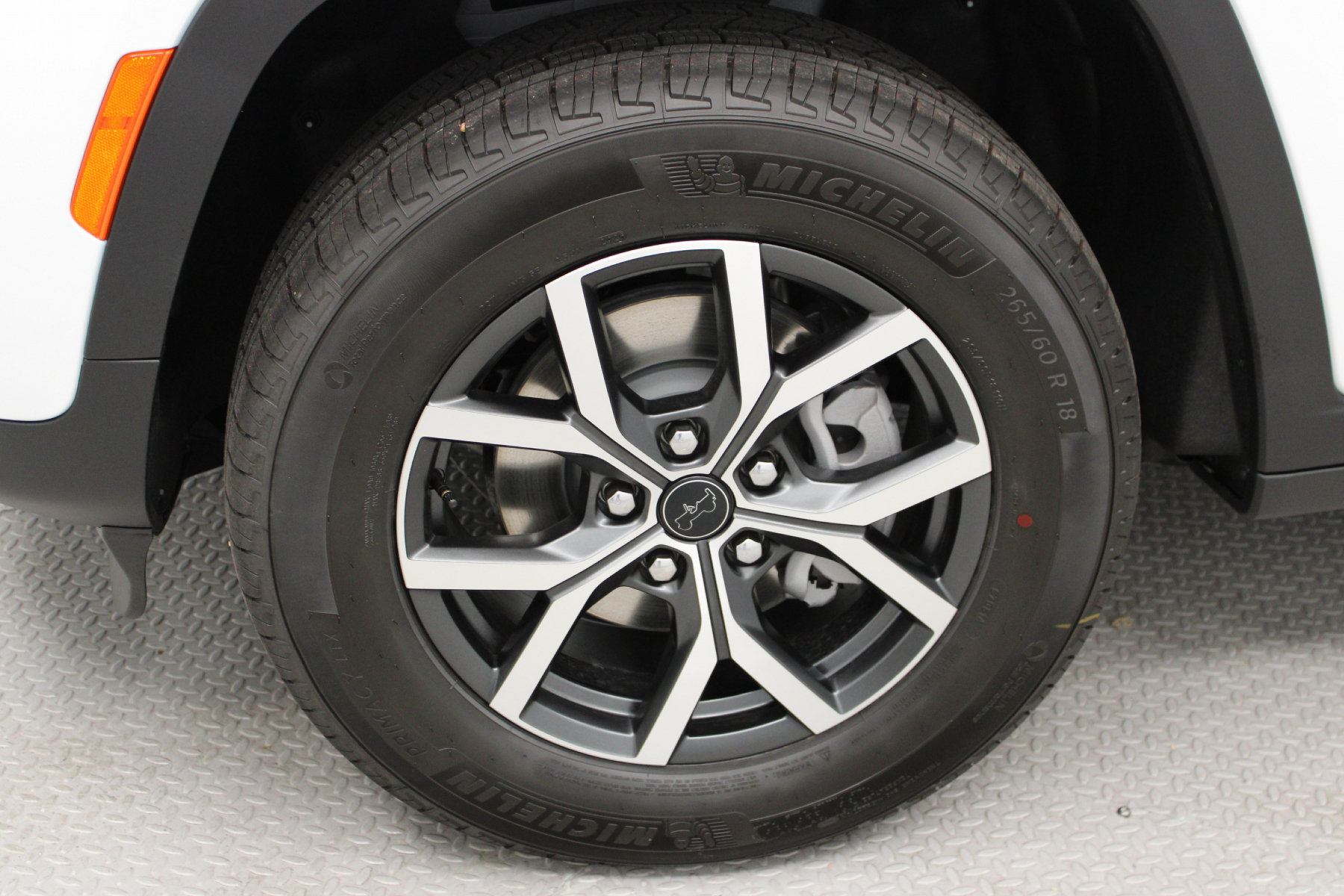 2027 Jeep Grand Cherokee Laredo - Image 4