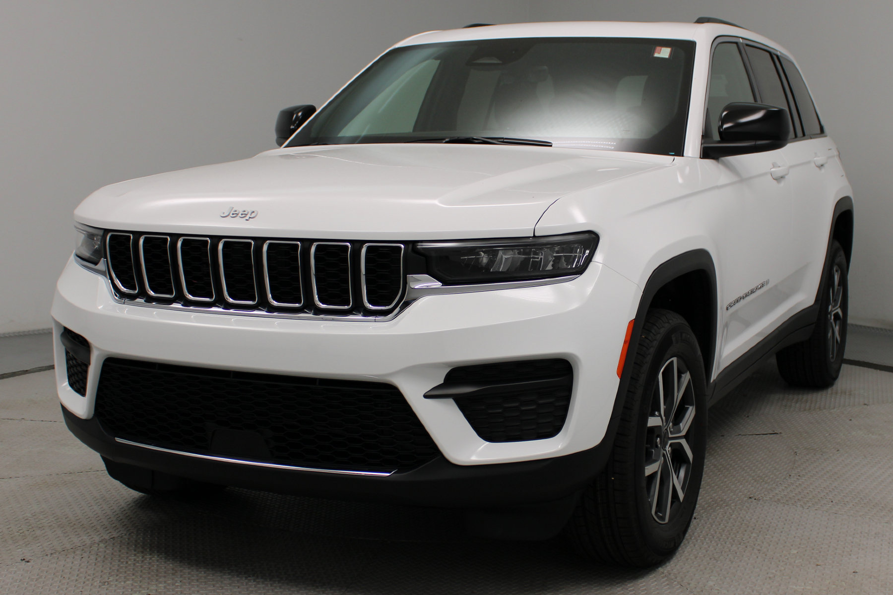 2027 Jeep Grand Cherokee Laredo - Image 2