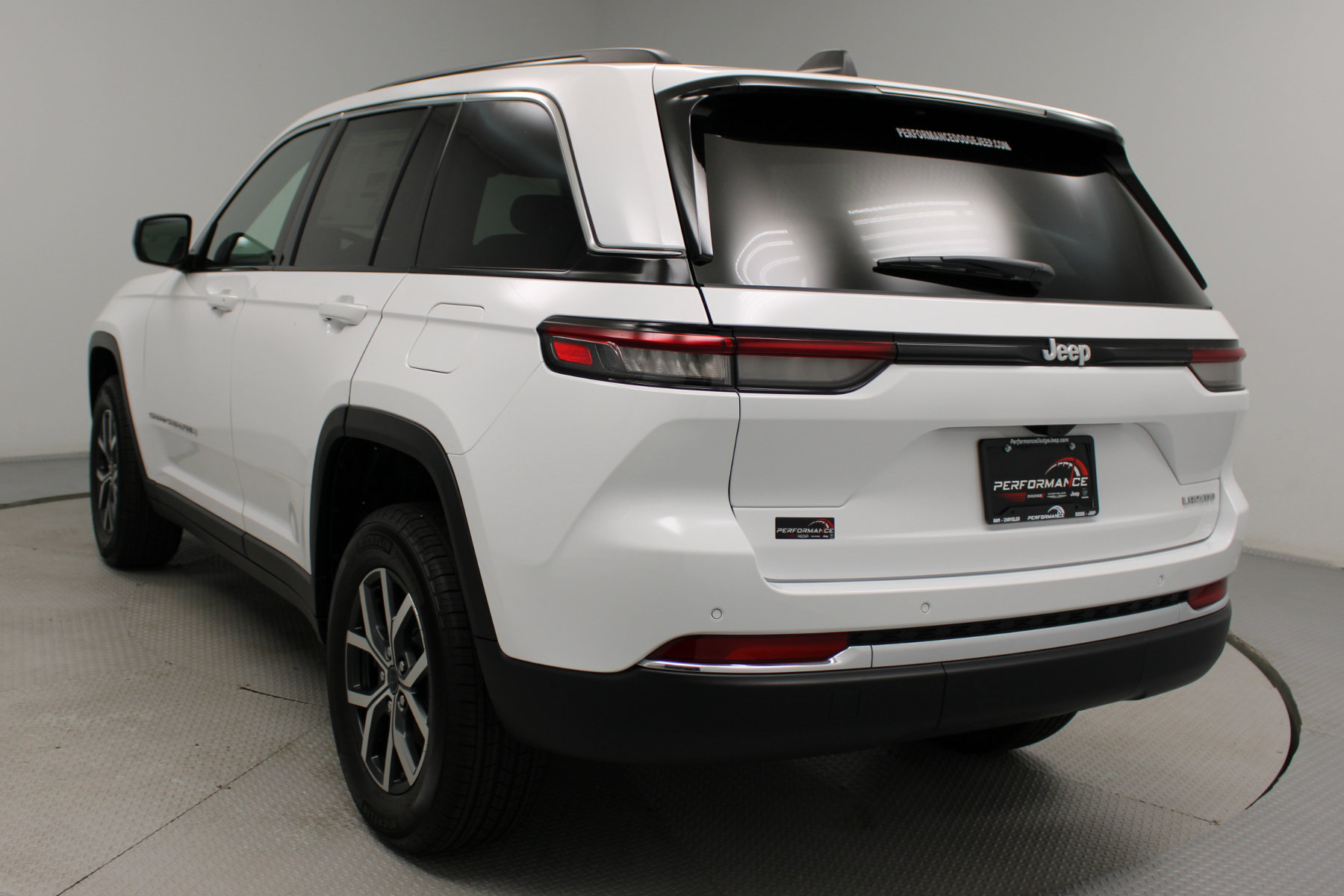 2027 Jeep Grand Cherokee Laredo - Image 5