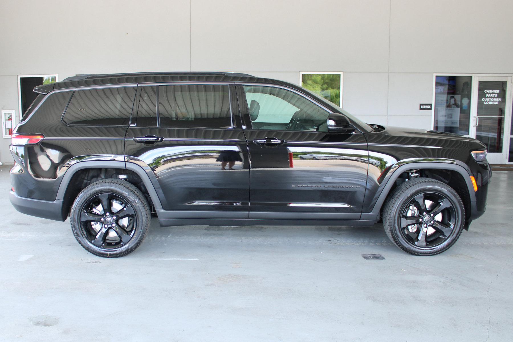 2027 Jeep Grand Cherokee L ` - Image 3