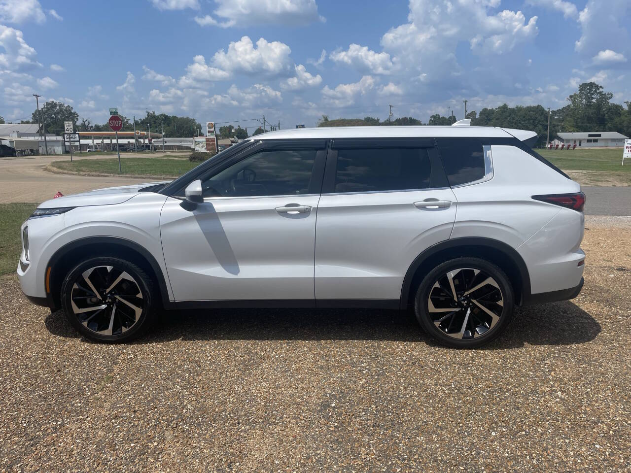 2022 Mitsubishi Outlander ES - Image 2