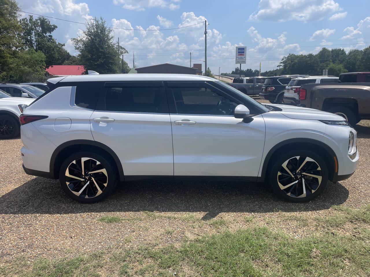 2022 Mitsubishi Outlander ES - Image 4