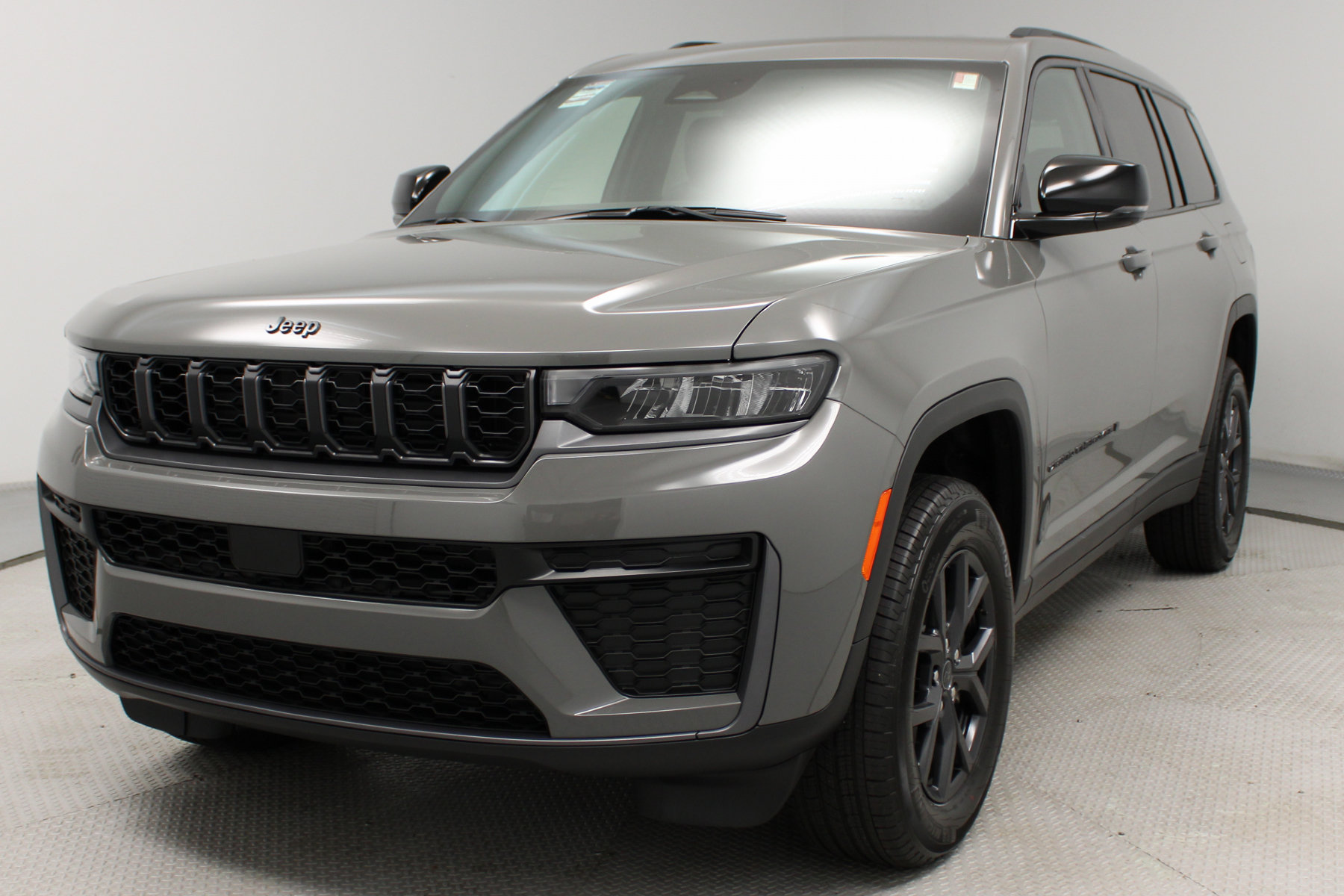 2027 Jeep Grand Cherokee L Altitude - Image 3