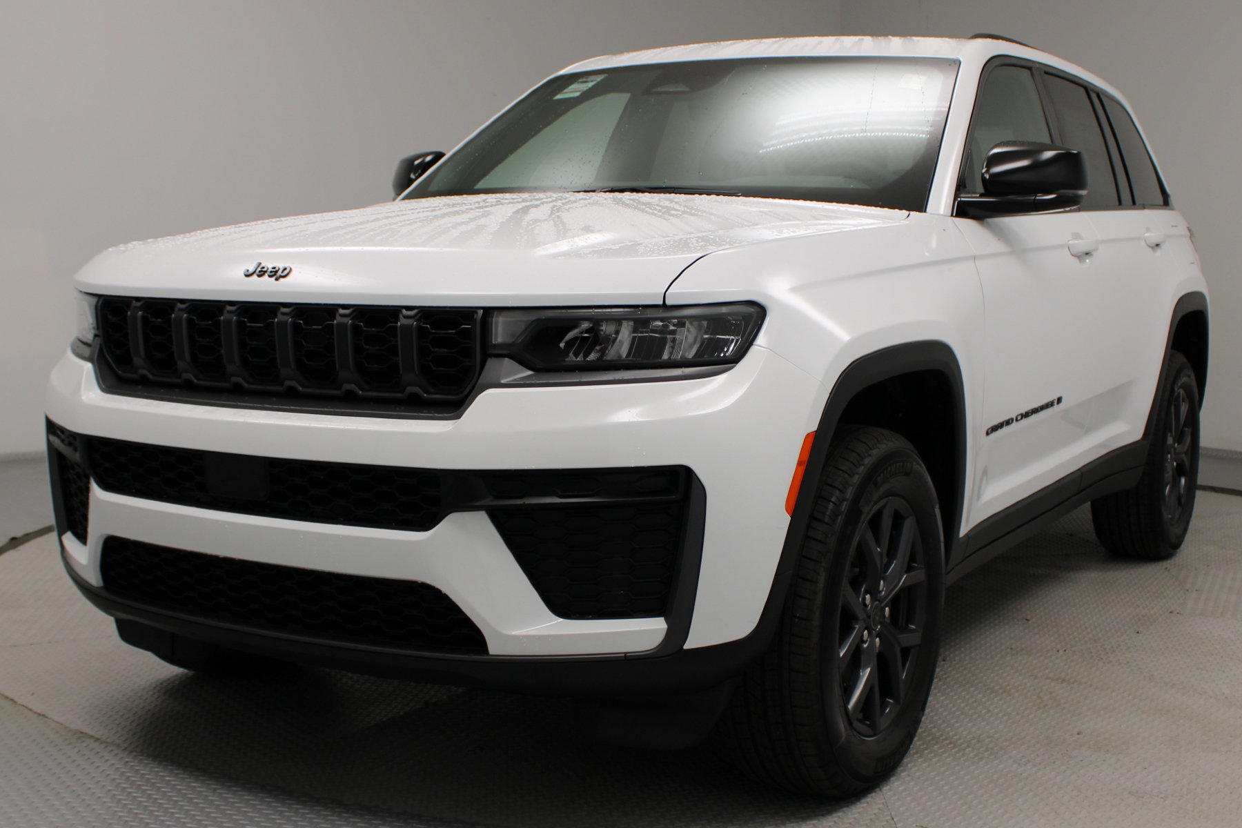 2027 Jeep Grand Cherokee Altitude - Image 2