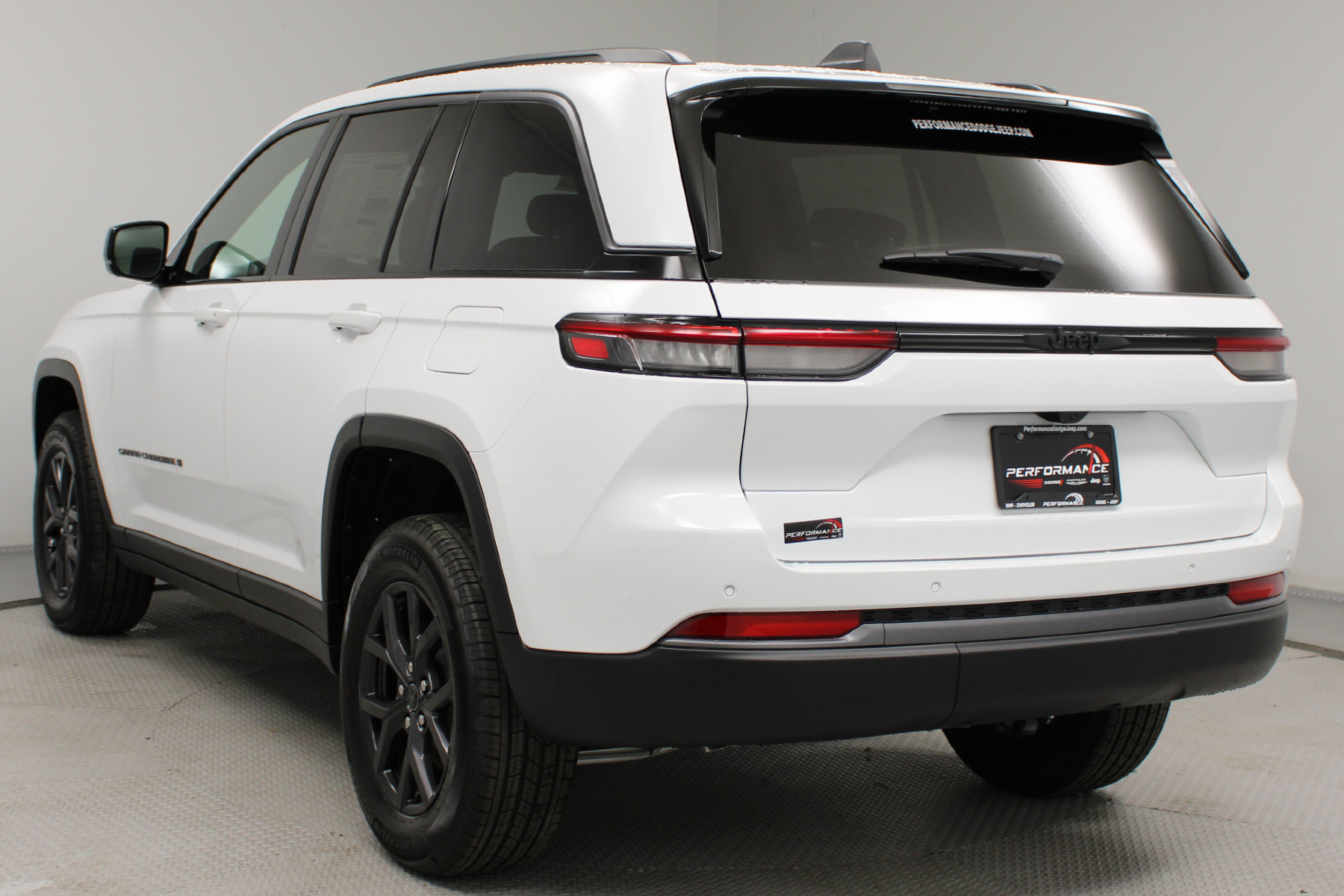 2027 Jeep Grand Cherokee Altitude - Image 5