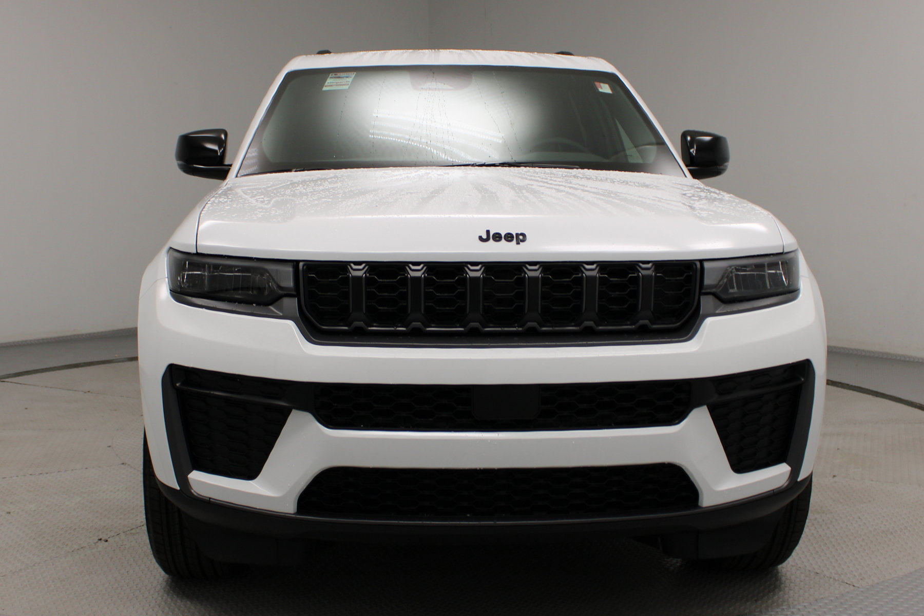 2027 Jeep Grand Cherokee Altitude - Image 3