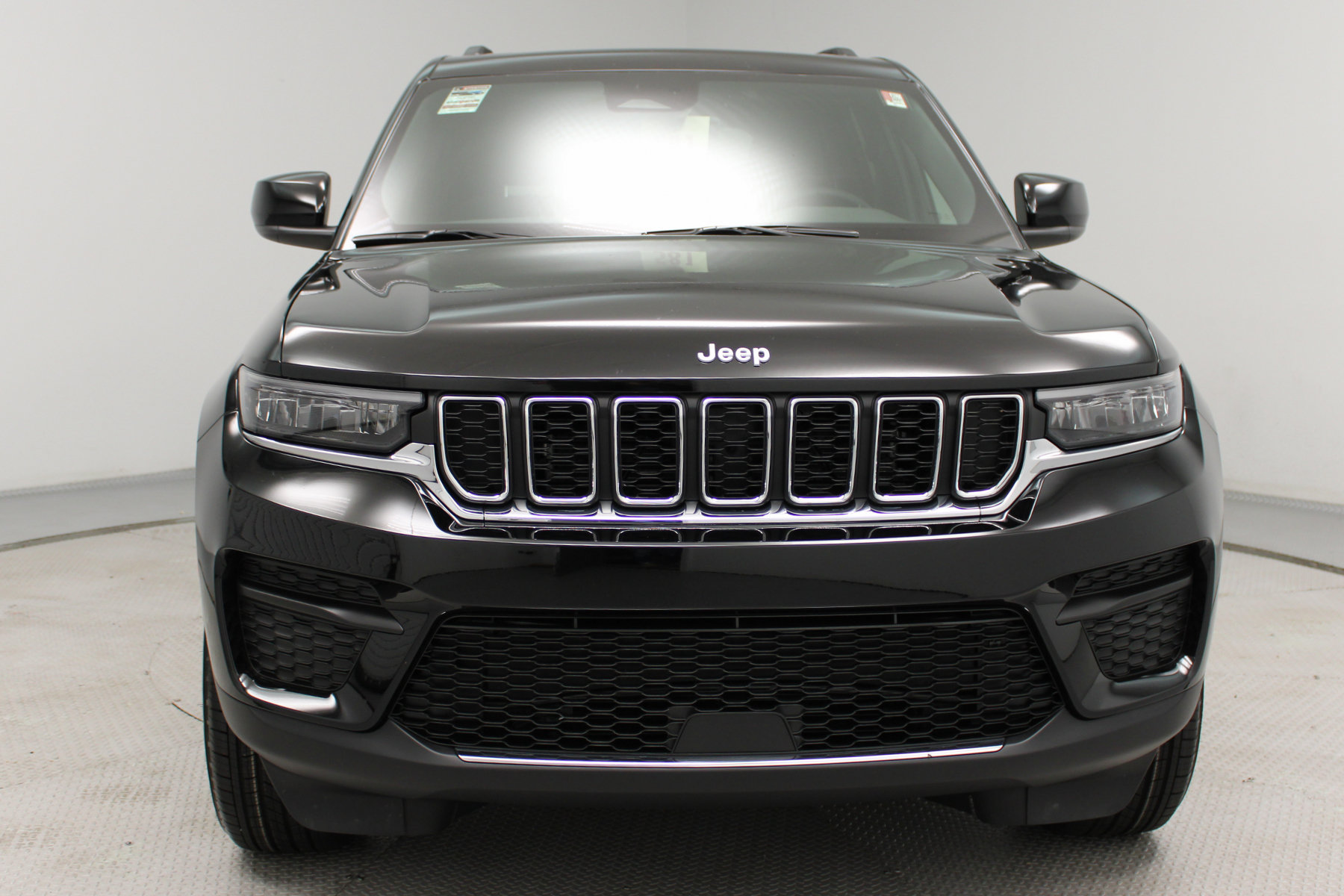 Photo 3 of 2027 Jeep Grand Cherokee Laredo