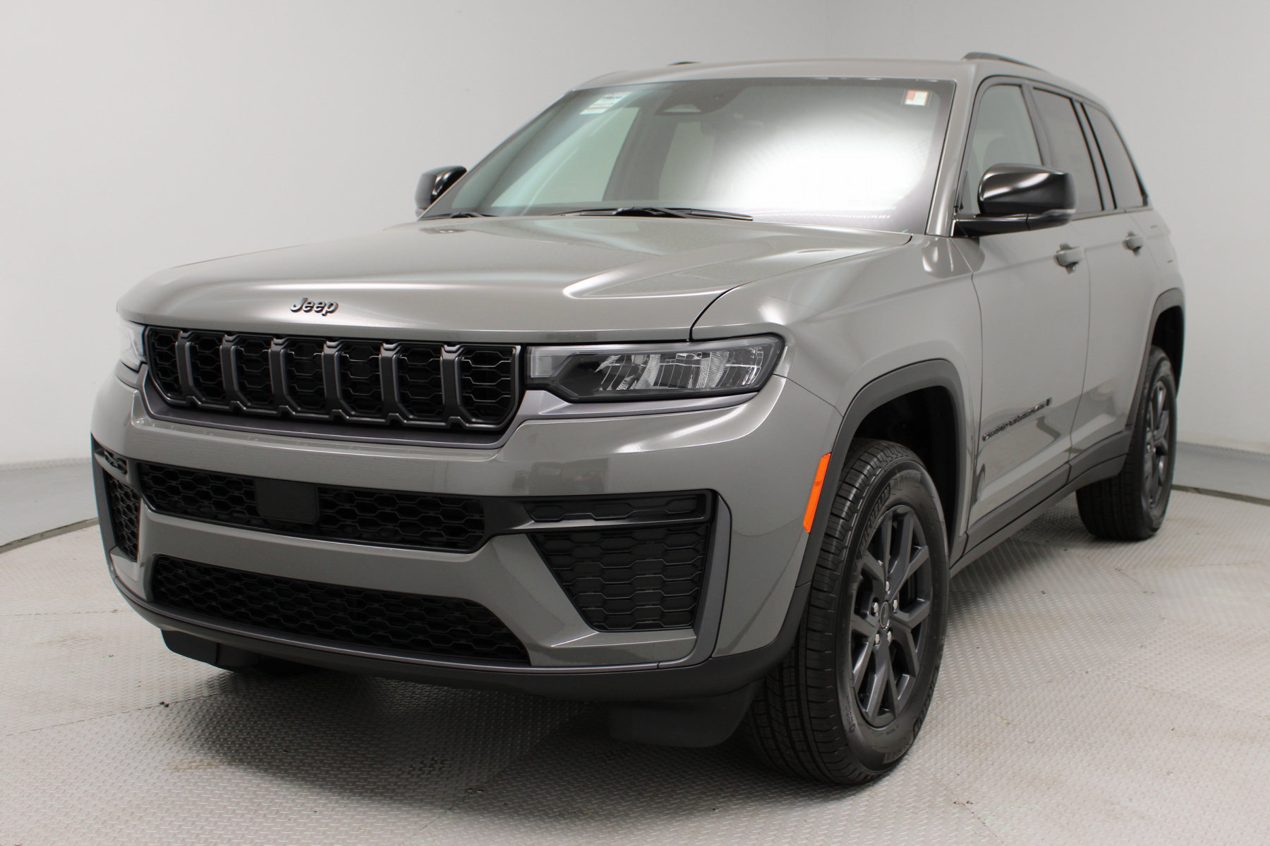 Photo 2 of 2027 Jeep Grand Cherokee Altitude