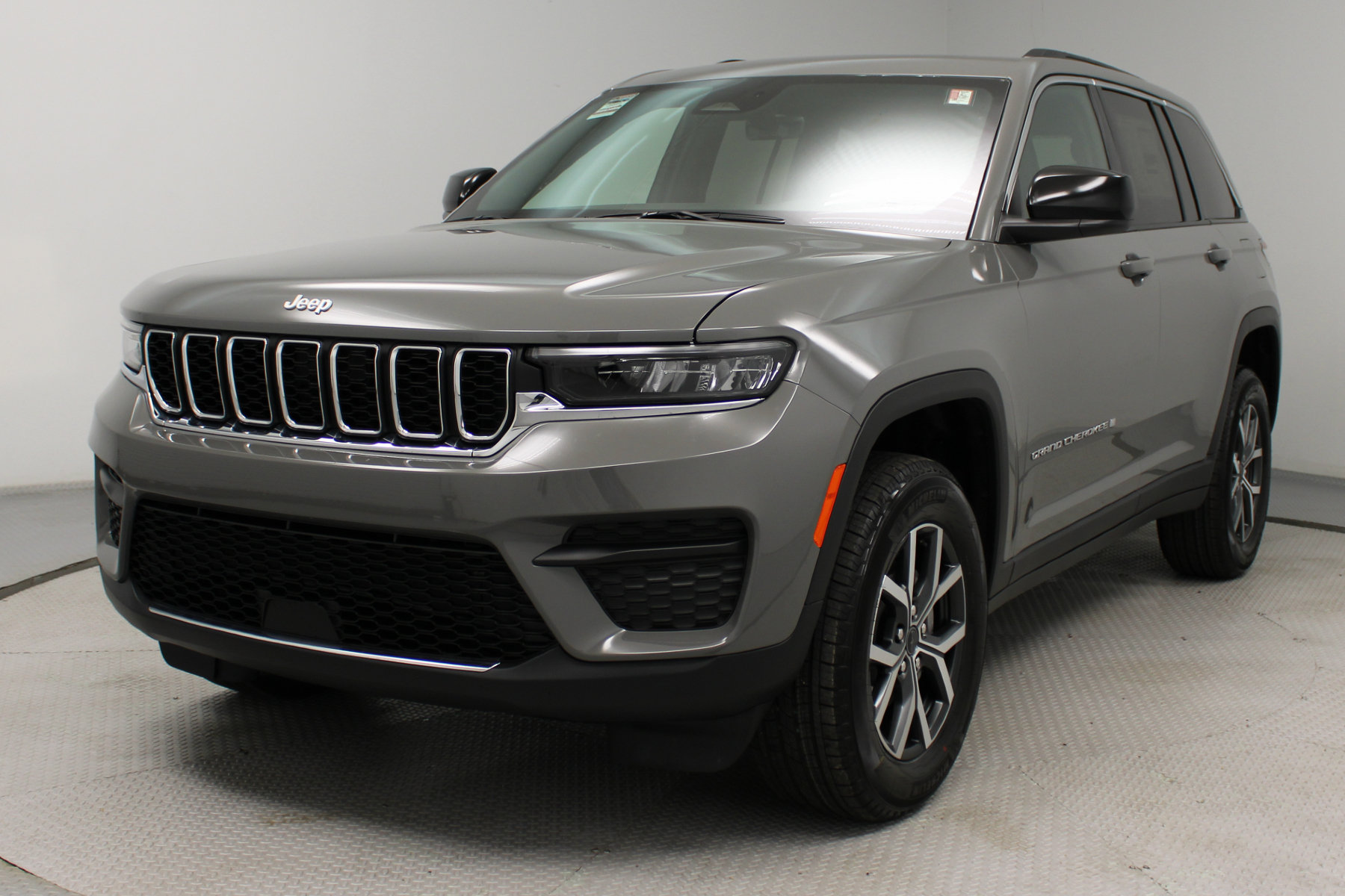 Photo 2 of 2027 Jeep Grand Cherokee Laredo