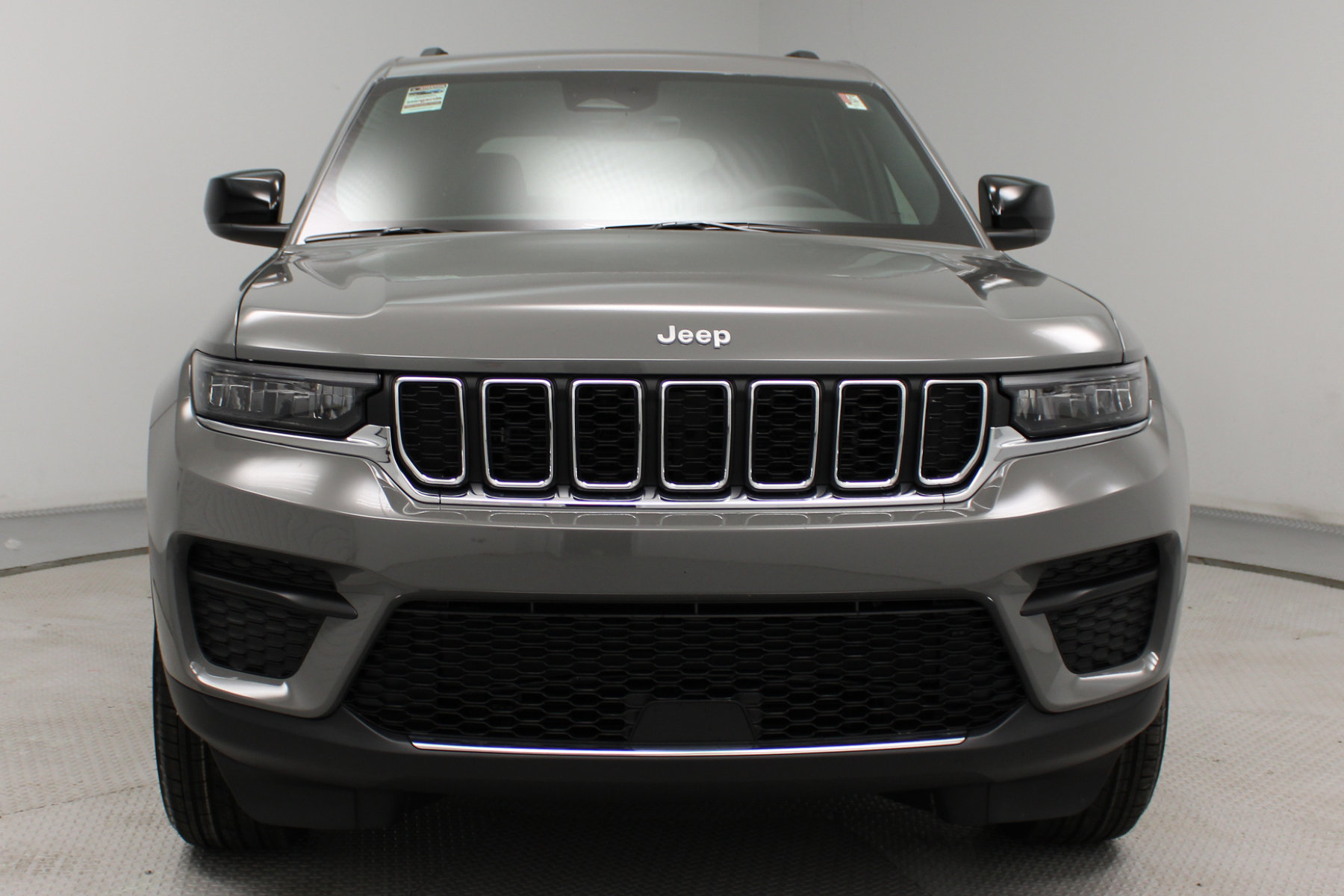 Photo 3 of 2027 Jeep Grand Cherokee Laredo