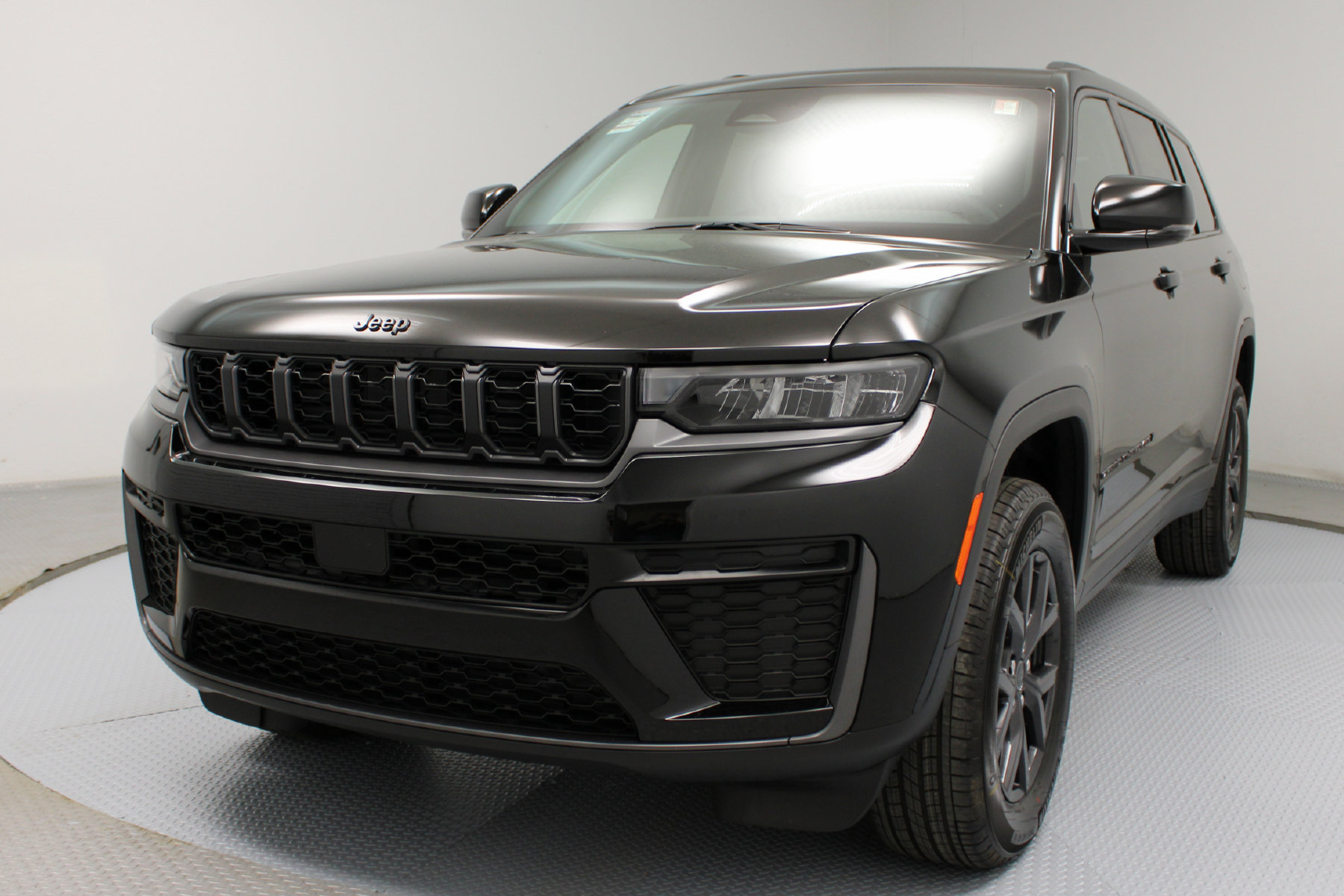 2027 Jeep Grand Cherokee L Altitude - Image 3