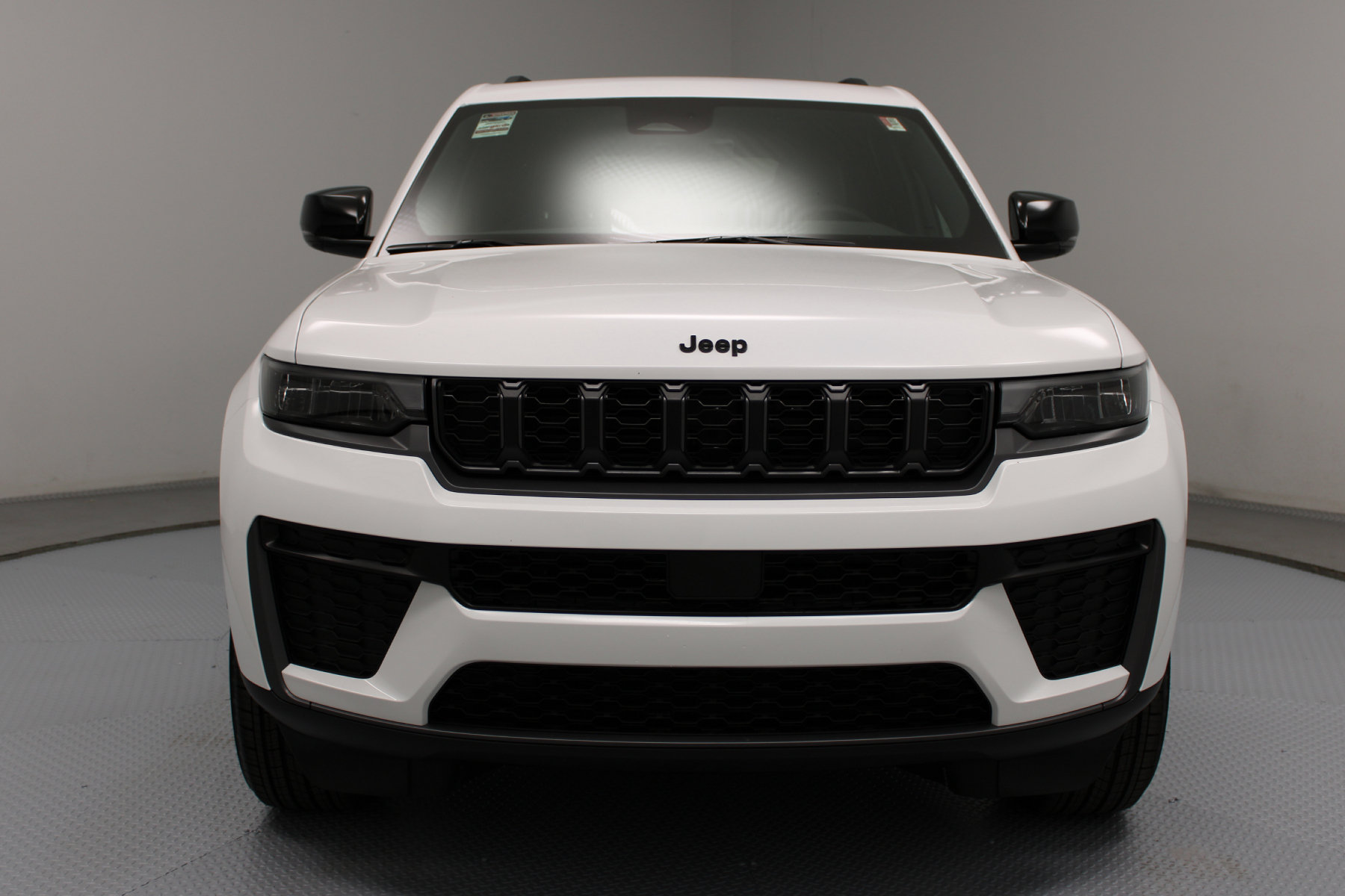 2027 Jeep Grand Cherokee Altitude - Image 2