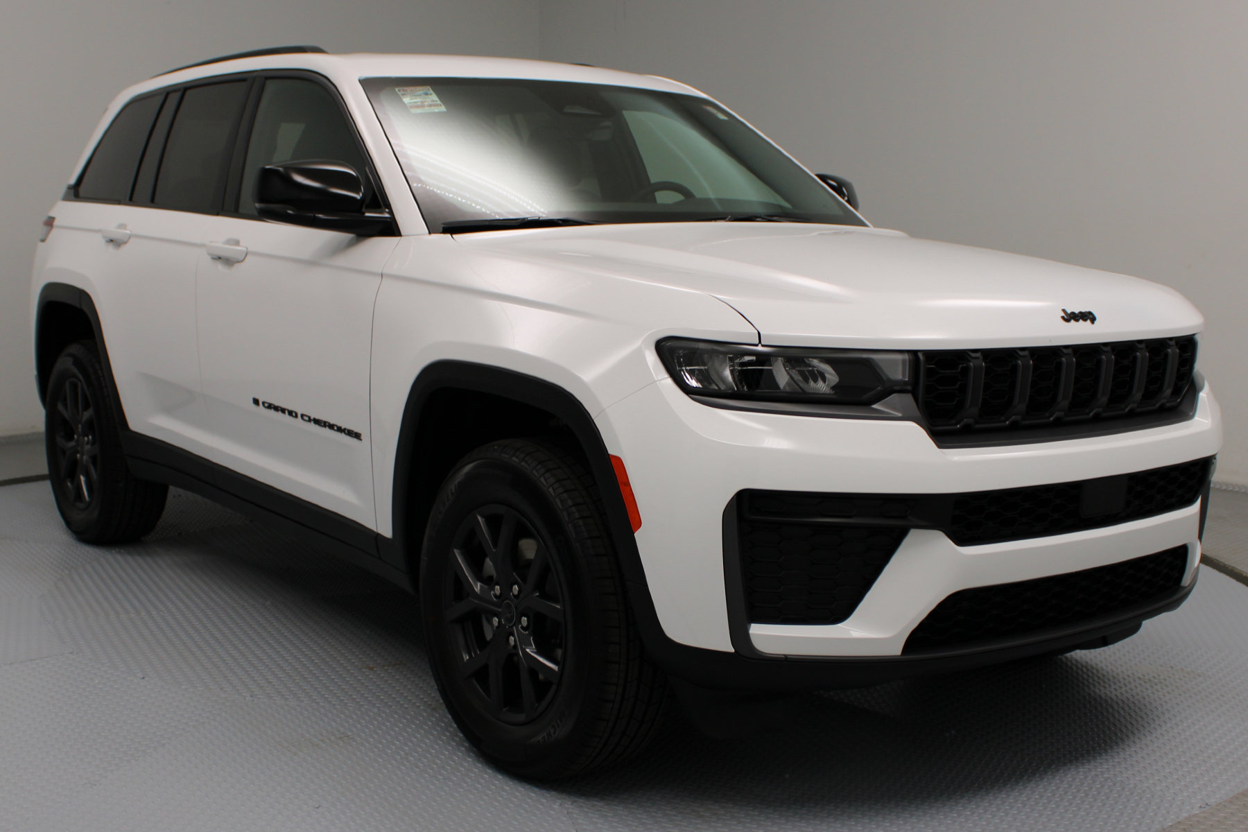 2027 Jeep Grand Cherokee Altitude - Main Image