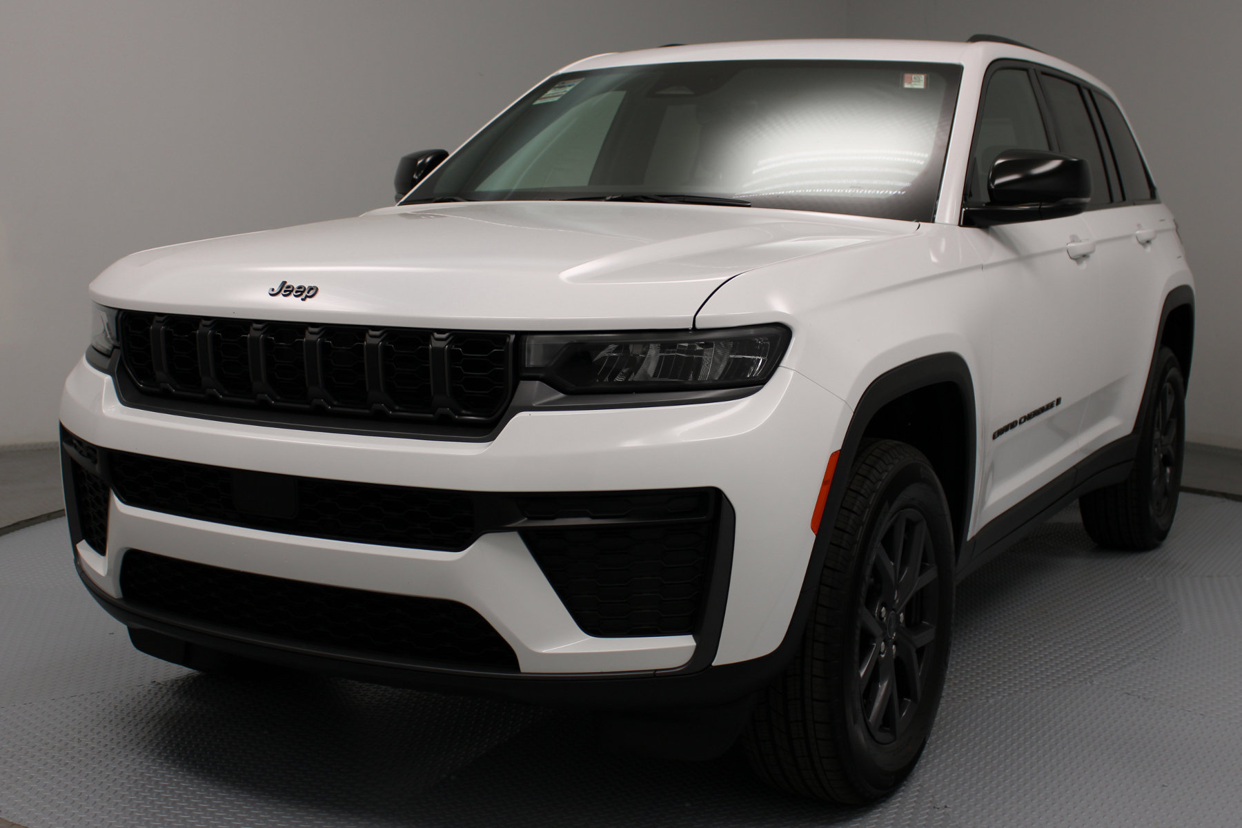 2027 Jeep Grand Cherokee Altitude - Image 3