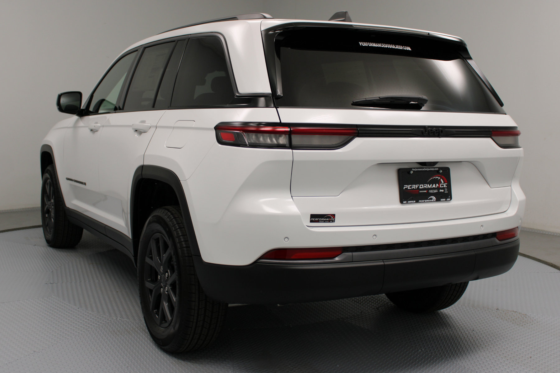 2027 Jeep Grand Cherokee Altitude - Image 5