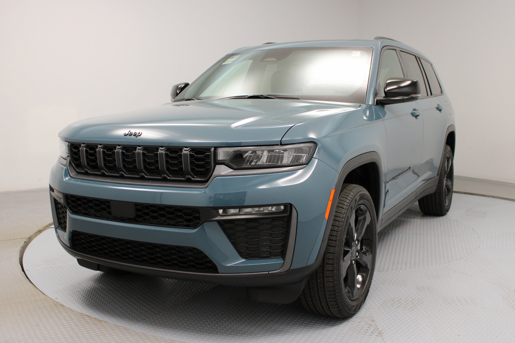 2027 Jeep Grand Cherokee L Limited - Image 3