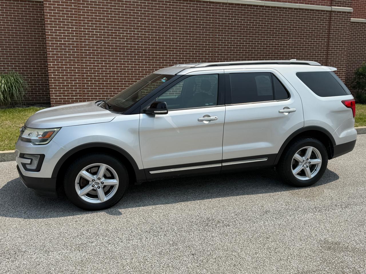2017 Ford Explorer XLT - Image 4