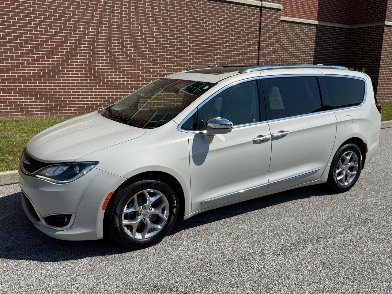 2017 Chrysler Pacifica Limited - Image 3