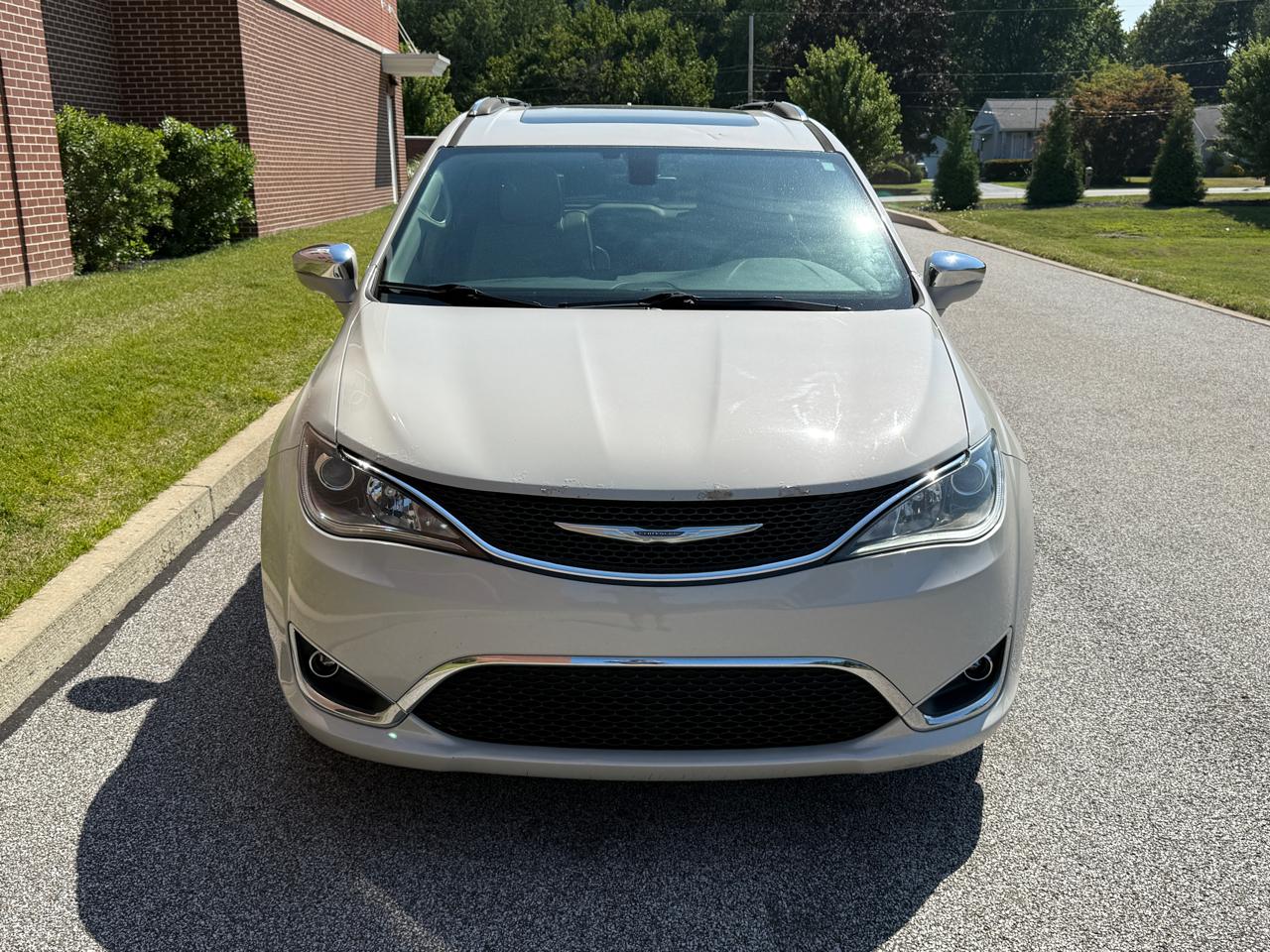 2017 Chrysler Pacifica Limited - Image 2