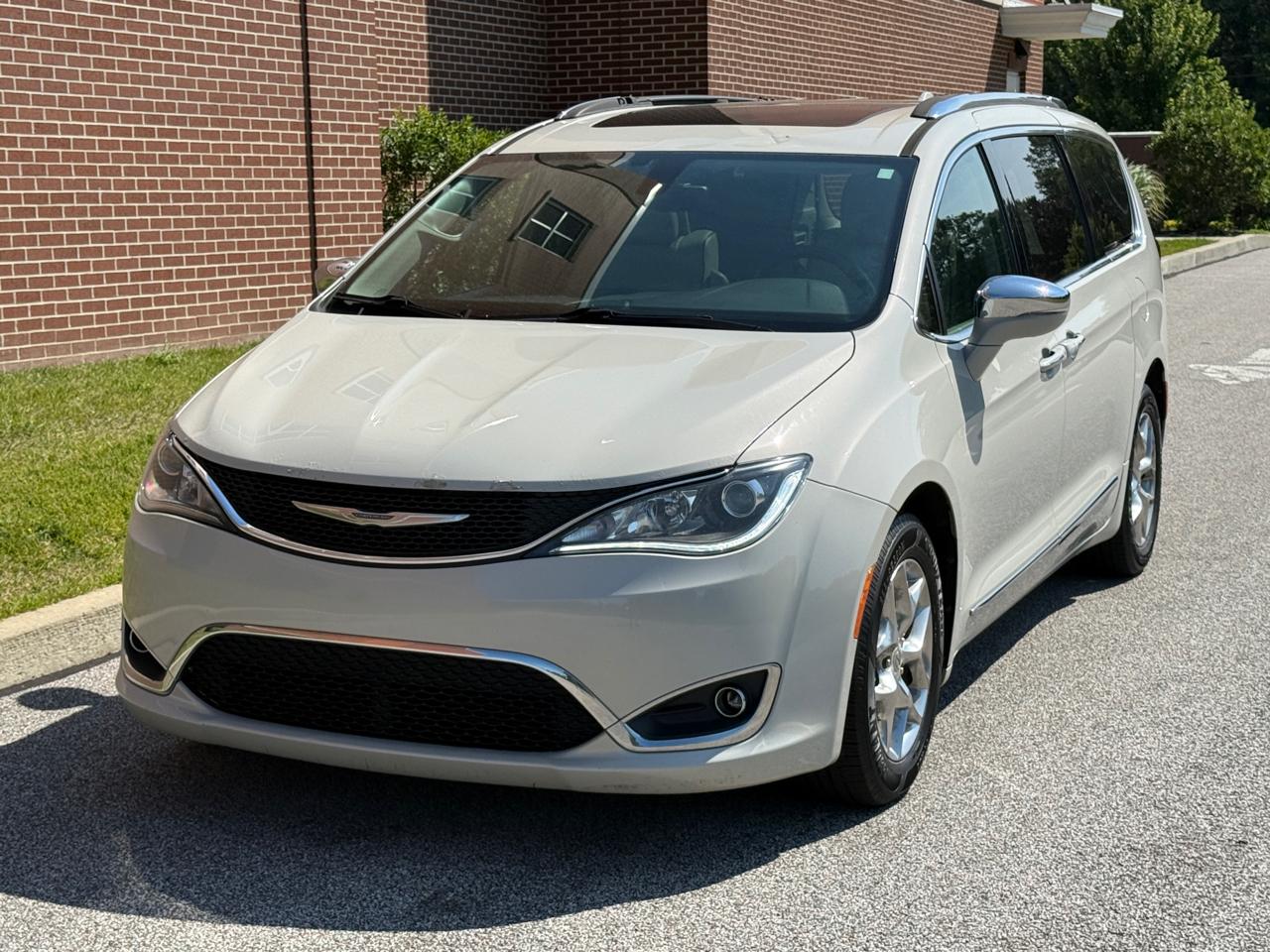 2017 Chrysler Pacifica Limited - Main Image