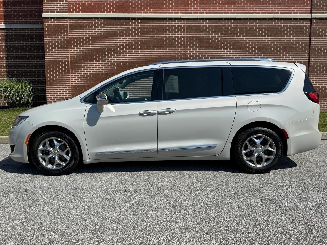 Photo 5 of 2017 Chrysler Pacifica Limited