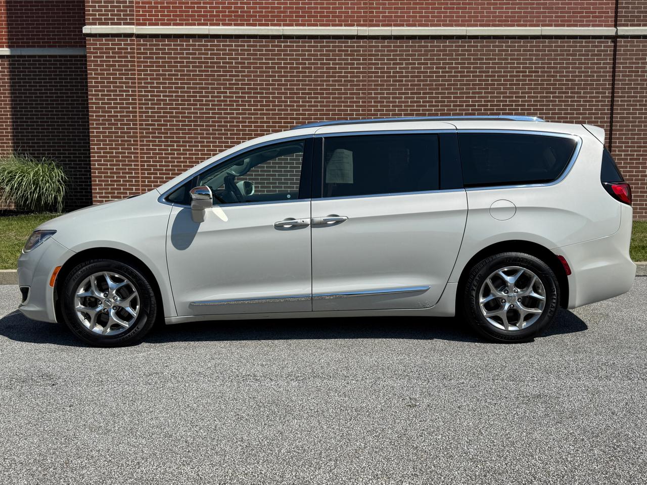 2017 Chrysler Pacifica Limited - Image 5