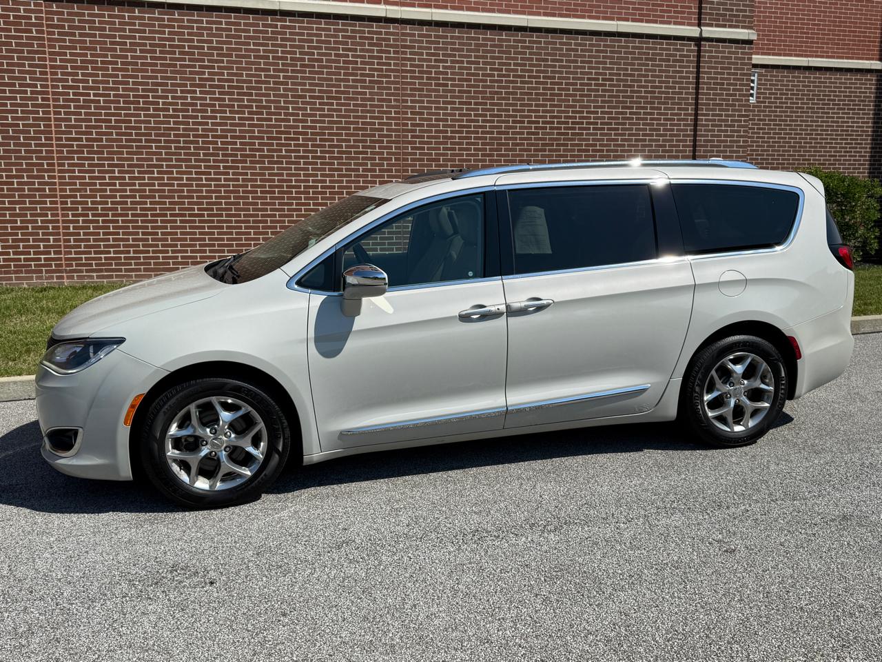 2017 Chrysler Pacifica Limited - Image 4
