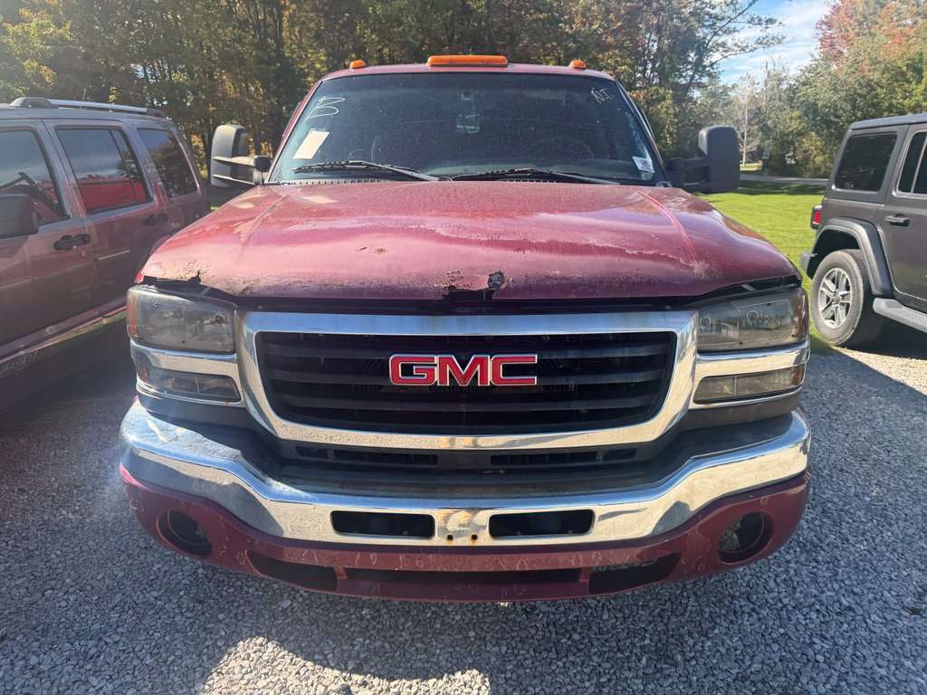 2004 GMC Sierra 2500HD SLE - Image 2