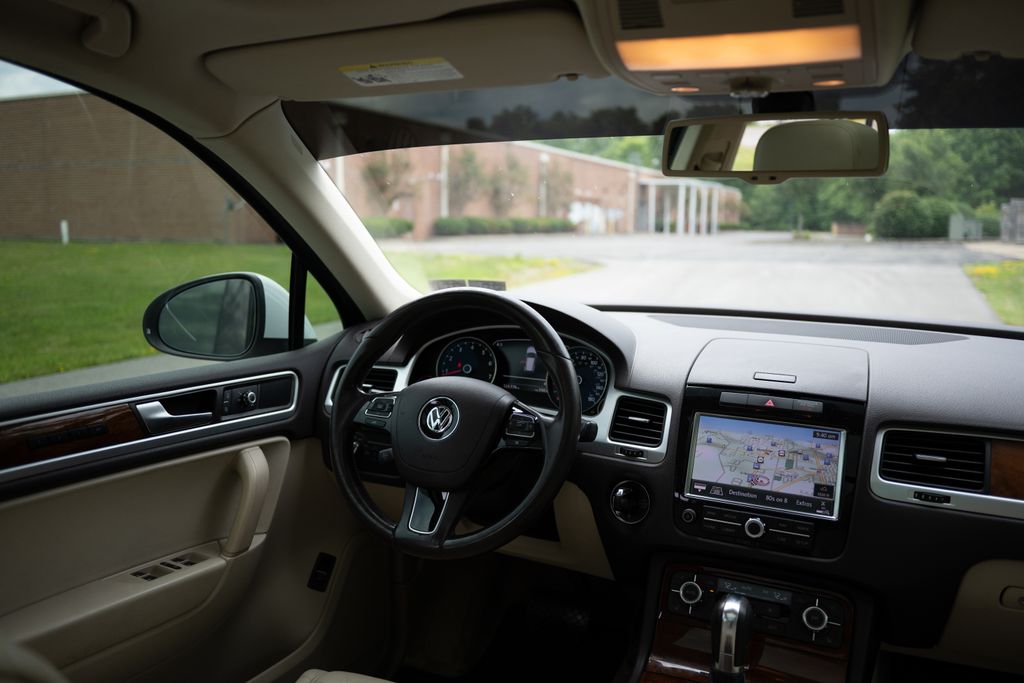 2014 Volkswagen Touareg 3.6L - Image 2