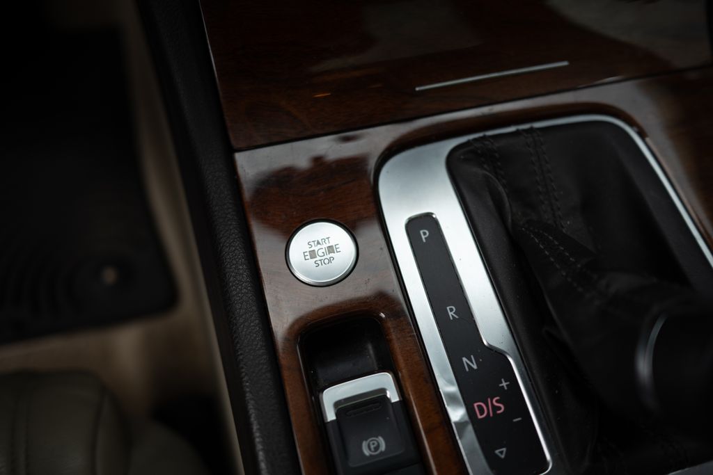 2014 Volkswagen Touareg 3.6L - Image 4