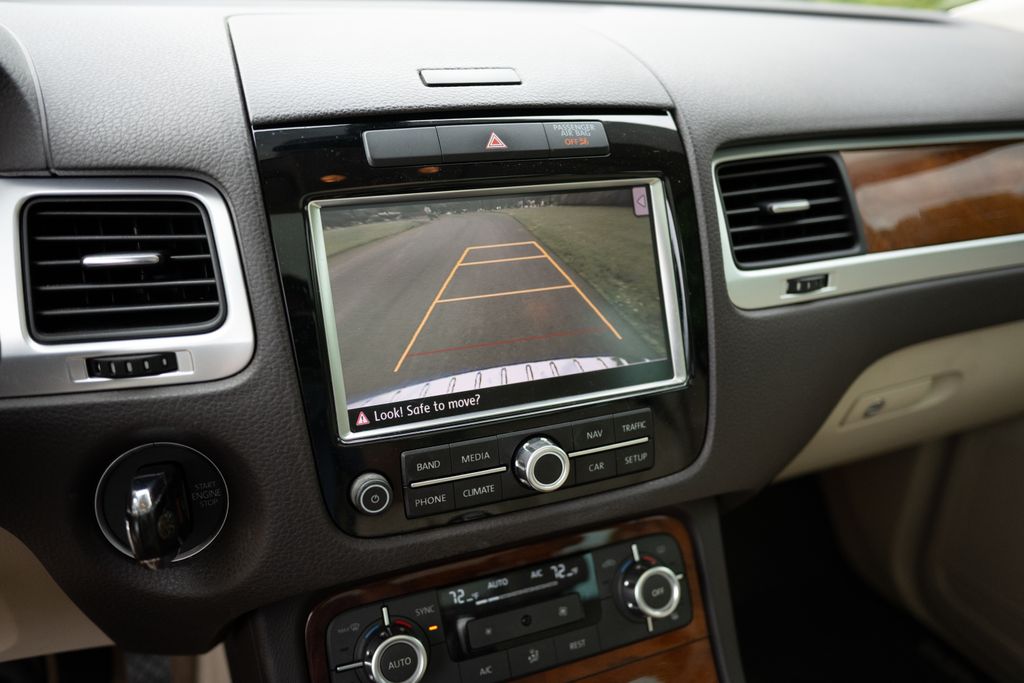 2014 Volkswagen Touareg 3.6L - Image 3
